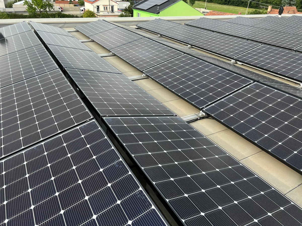 Detail řad fotovoltaických panelů a nosných konstrukcí na FVE Kociánka