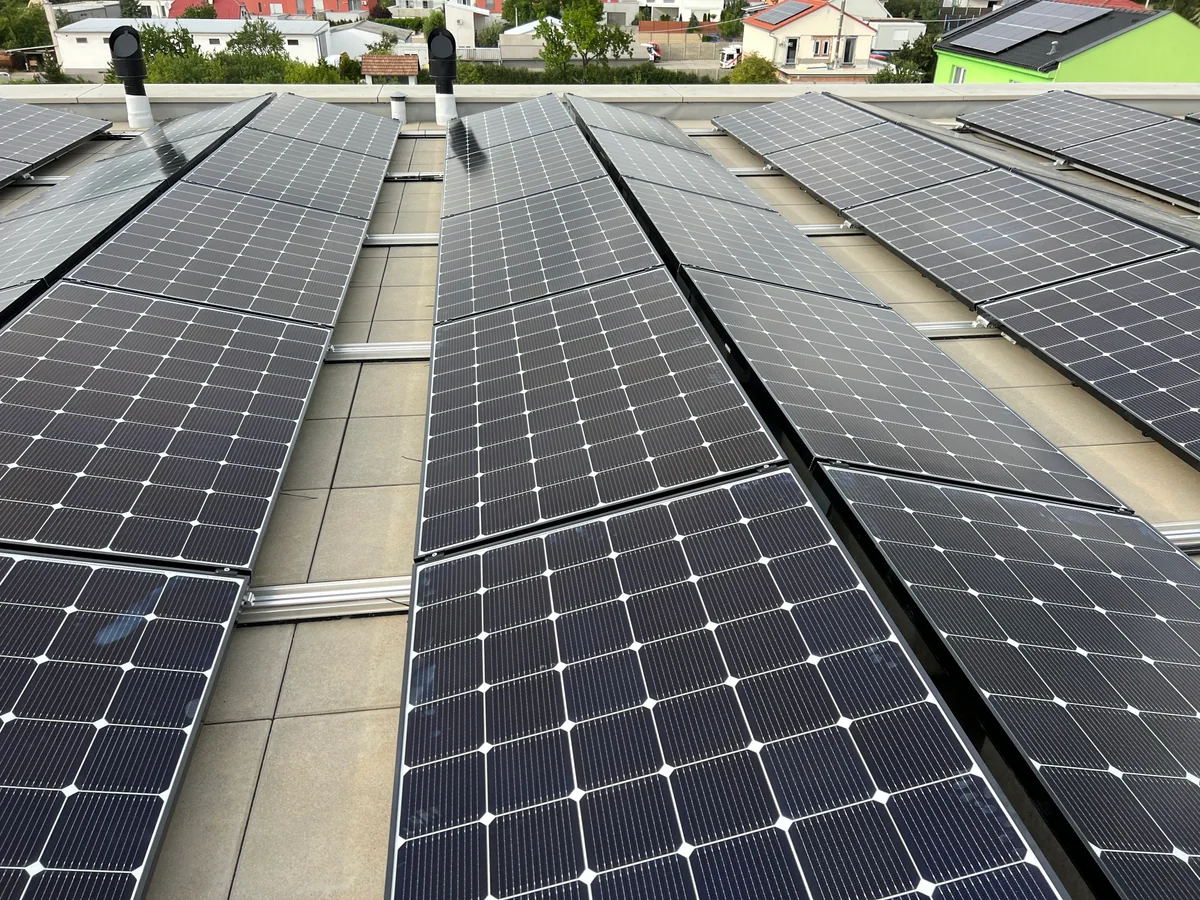 Uspořádání fotovoltaických panelů na střeše FVE Kociánka