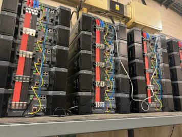 Průmyslové bateriové úložiště WeCo 106 kWh – měničová technologie