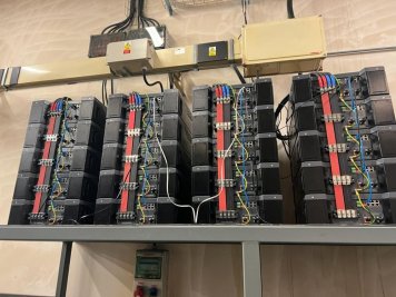 Průmyslový systém WeCo 106 kWh s měničovou technologií