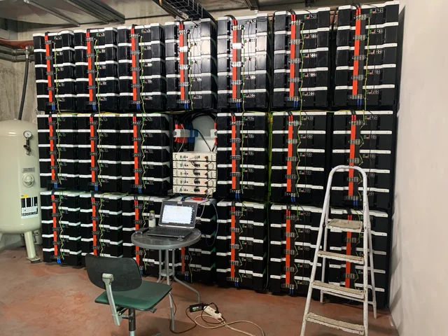 布尔诺 530 kWh WeCo 储能项目的安装档案照片